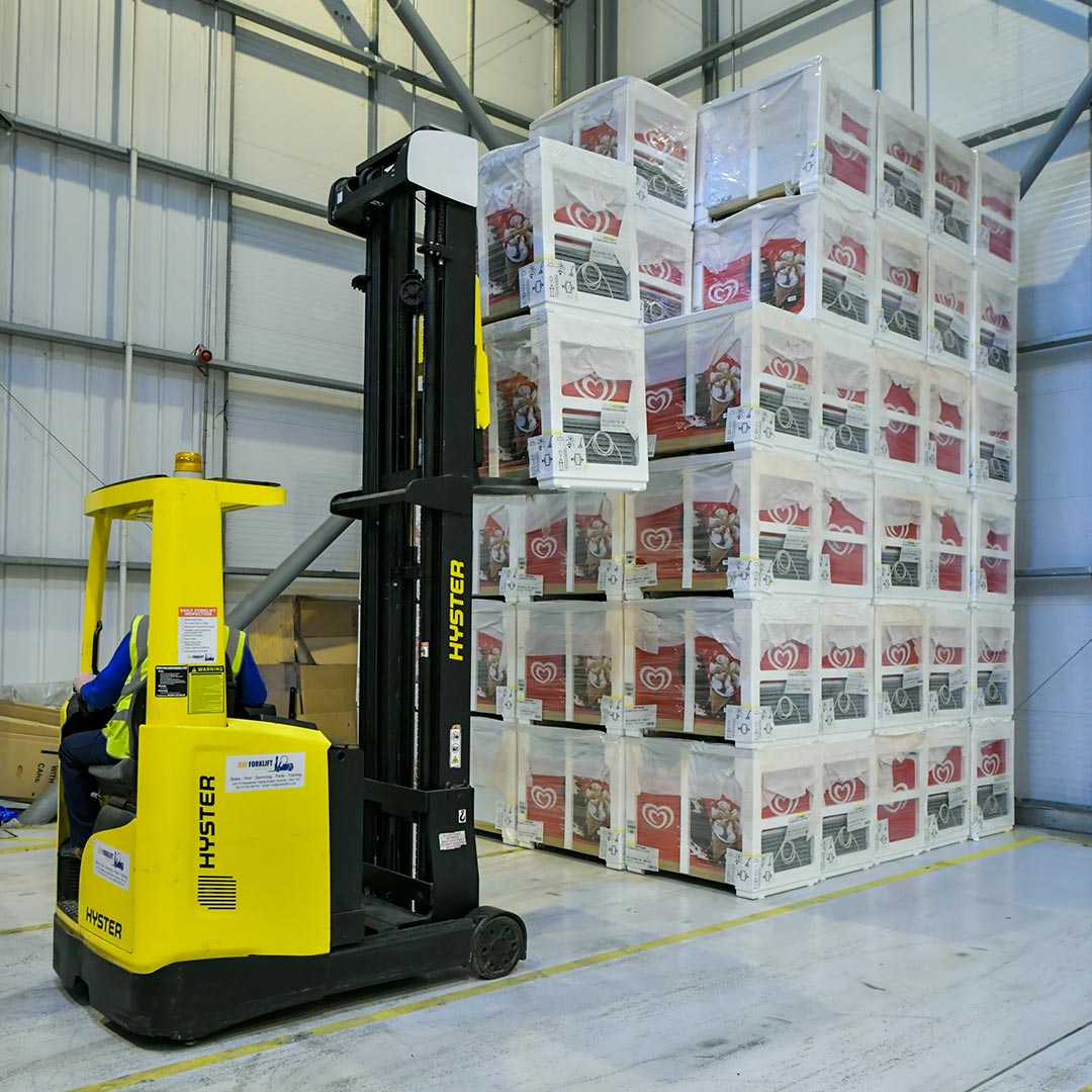 forklift-warehouse-sorting